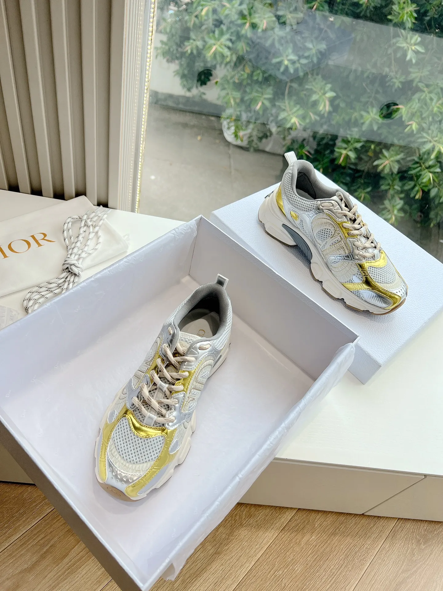👟👟Ex-factory price 640👟👟 (Top version) Dior Chrono series sports shoes Purchased and developed in Taikoo Hui for RMB 18,200. This Dior chrono sports shoe continues the timeless silhouette and is carefully made of mesh, so it will be particularly comfortable on the feet. It is decorated with CD special craftsmanship logo to enhance the style. The lightweight style is matched with the "Christian Dior" logo thin sole, suitable for all seasons, and can be matched with all kinds of casual looks to add a finishing touch. Classic and super durable. Upper: cowhide stitching. Original molded outsole. Size: 35-41. Full set of counter synchronized gift box 💝 packaging